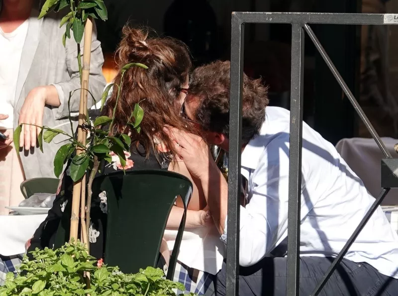 Róma belvárosában, a Spanyol lépcső környékén tűnt fel a két színész együtt. Előbb egy elektromos rolleren, aztán egy templomban, majd egy étteremben. A paparazzi képek után két nappal Dominic West a feleségével állt a sajtó elé.