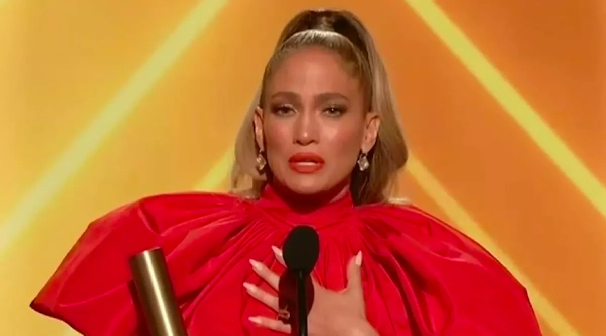 FOTÓK: Kim Kardashiant a tesója és Ariana Grande is legyőzte, J-Lo ruhája mindent vitt! 