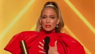 FOTÓK: Kim Kardashiant a tesója és Ariana Grande is legyőzte, J-Lo ruhája mindent vitt! 