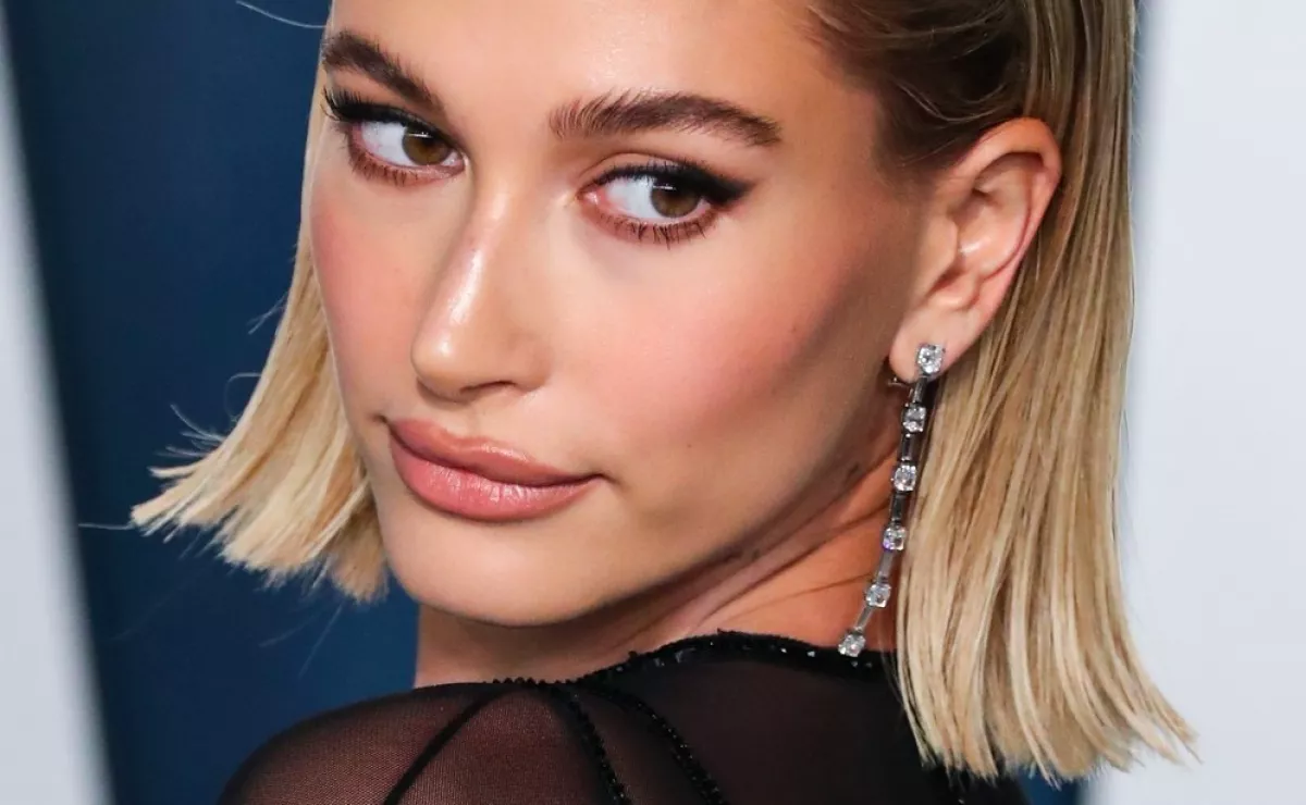 Kim és Hailey divattá tette! Íme a frizura, ami neked is jól áll - Fotók