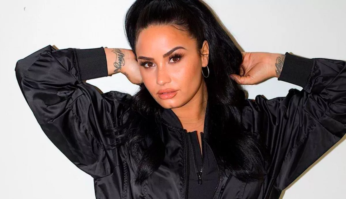 MEGDÖBBENTŐ HÚZÁS: nullásgéppel vágták le Demi Lovato haját! - Fotók