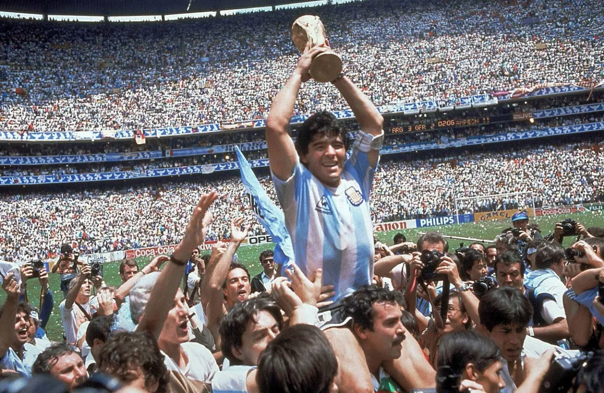 Elhunyt Diego Maradona