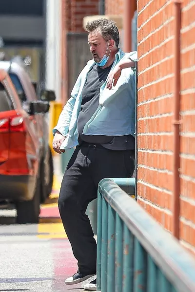 Matthew Perryről a nyár közepén készült ez a kép, alig bírt állni, amikor elhagyott egy irodaépületet Beverly Hills-ben. Akkor a szerelme várt rá a kocsiban, most megkérte a kezét. De a jelek szerint a 29 éves nő is beleöregszik ebbe a kapcsolatba.