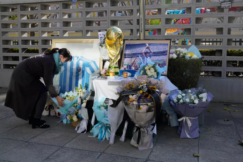 Argentínában háromnapos nemzeti gyászt rendeltek el, miután a 60 éves Diego Maradona szívinfarktusban elhunyt. A temetkezési vállalat egy munkatársa azonban kegyeletsértő dolgot tett, közellenség lett a világban a férfi. Fotó van róla!