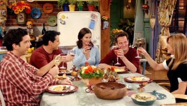 HÁLAADÁS: újraforgatta a Jóbarátok legendás jelenetét Courteney Cox! - Videó