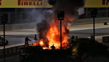 MEGRÁZÓ FELVÉTELEK: falnak csapódott és kigyulladt a Forma-1-es sztár autója!