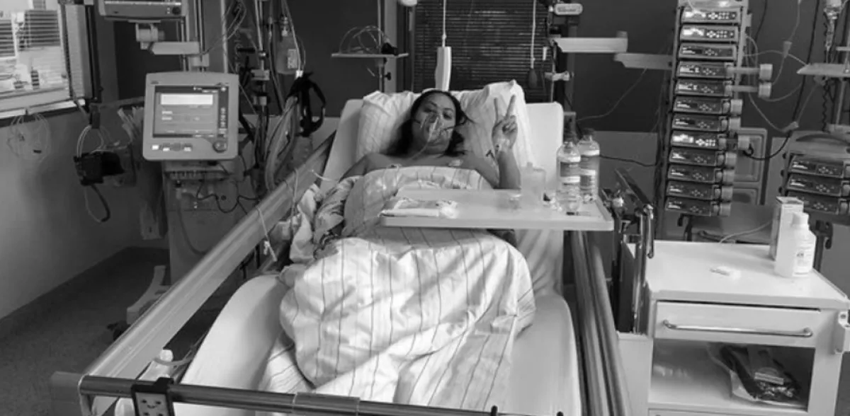 Százezrek gyászolják: legyőzte a koronavírus a 29 éves vloggert!