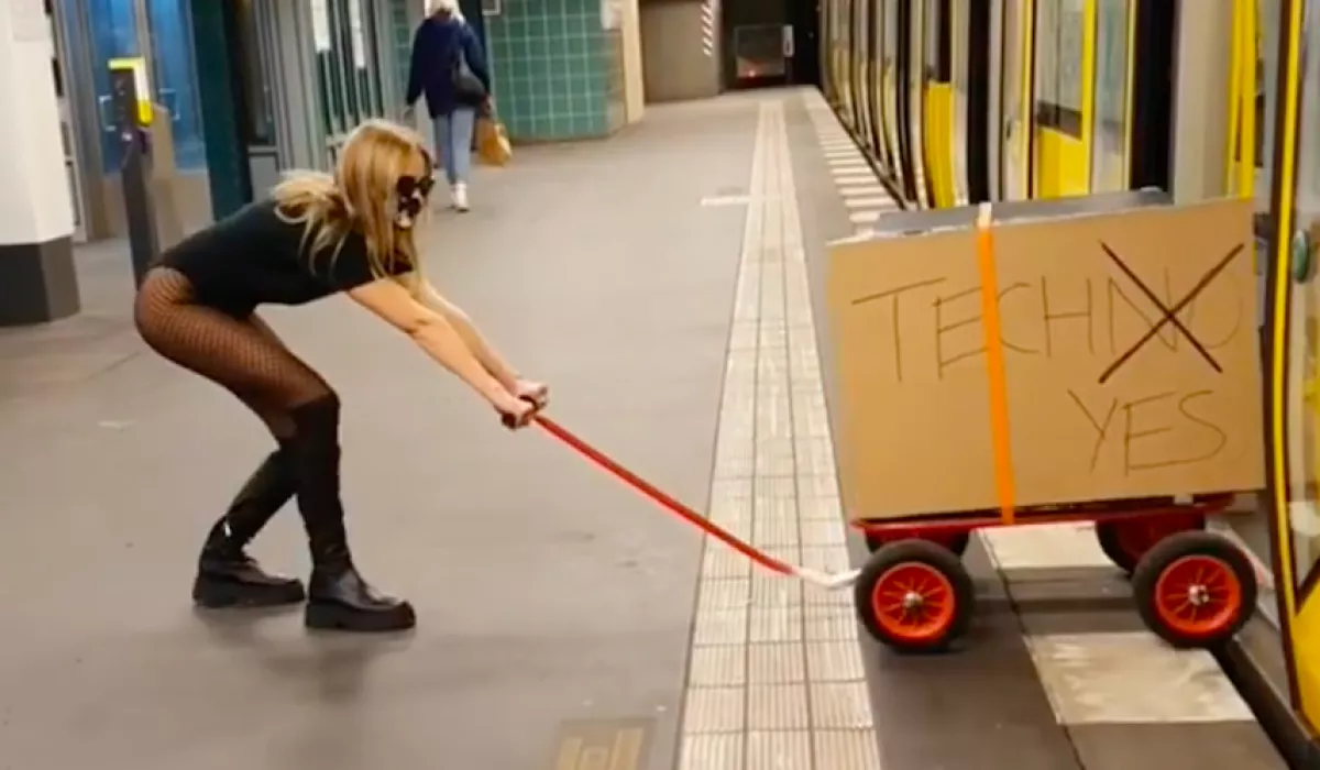 Százezreket lepett meg a szexi lemezlovas nem mindennapi akciója a nyílt utcán - Videó