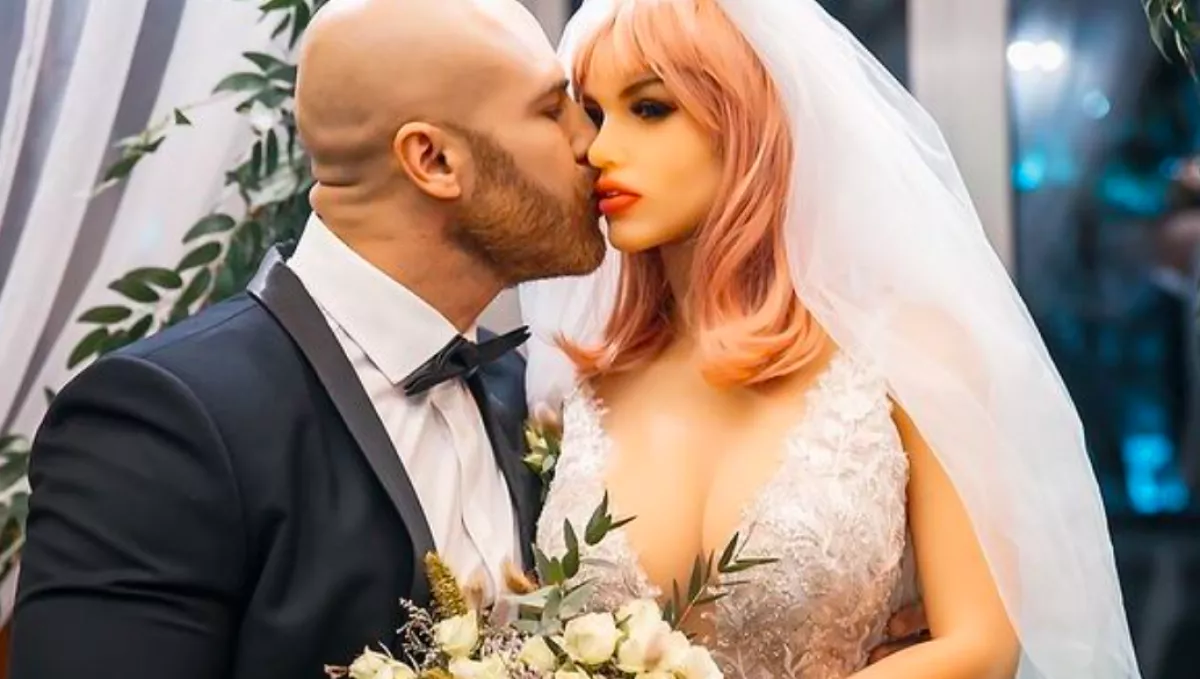 ITT AZ ESKÜVŐI VIDEÓ: feleségül vette a szexbabáját a testépítő - így élnek ma!