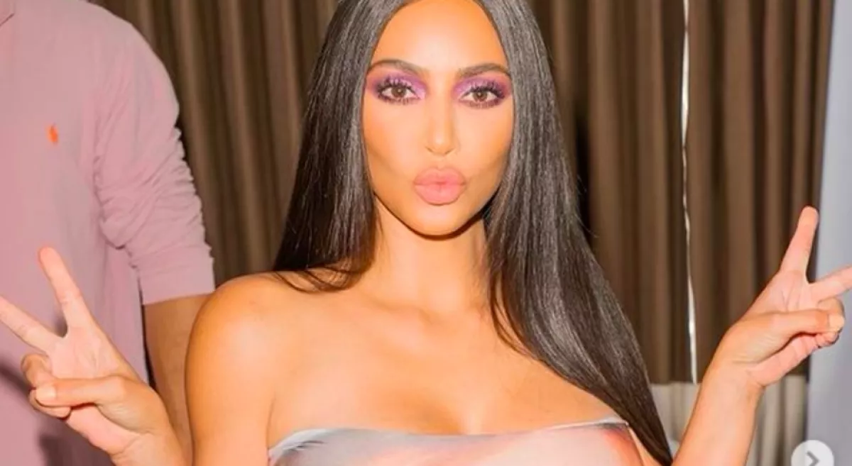 SEMMIT NEM TAKAR: falatnyi bikinire vetkőzött a metsző hidegben Kim Kardashian! - Fotók