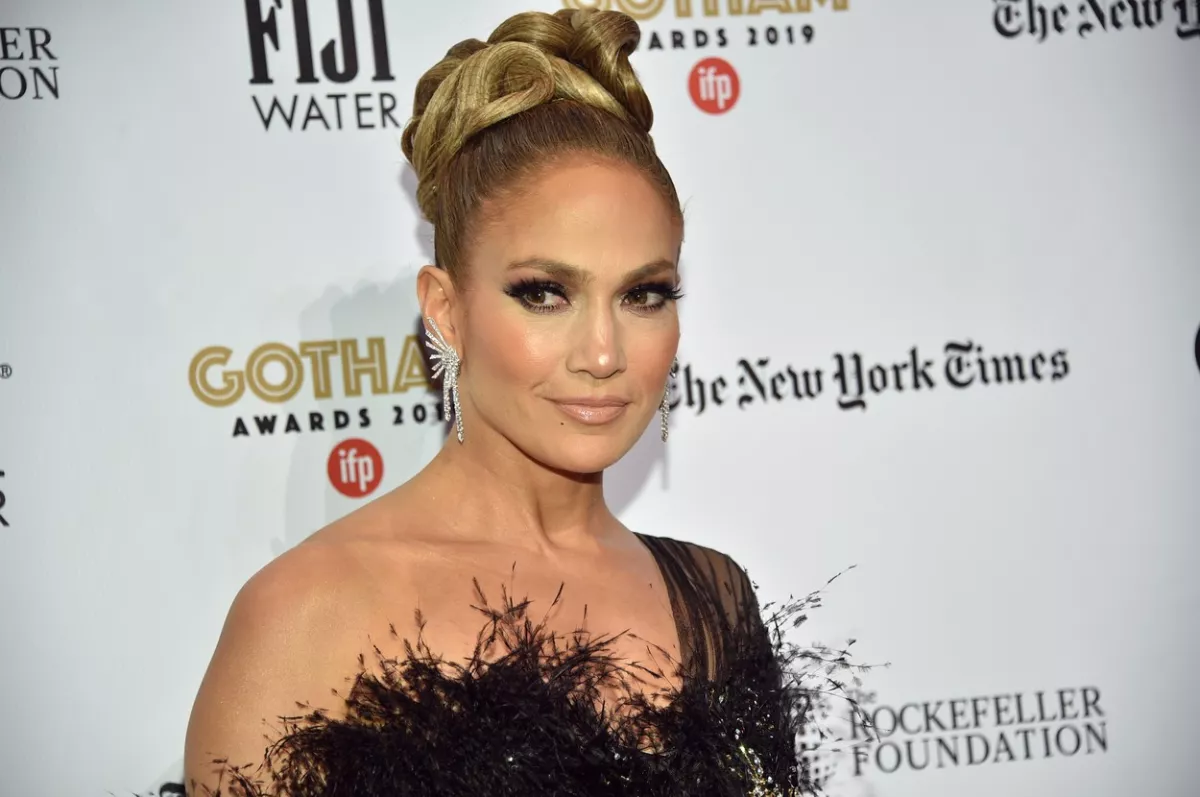 HASONMÁS: J-Lo orosz klónja meg van átkozva! De a külsejére nem panaszkodhat - Fotók