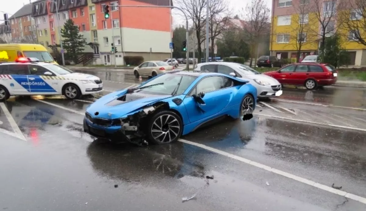 Ittak egyet, majd elvitte és összetörte barátja luxusautóját! - Fotók