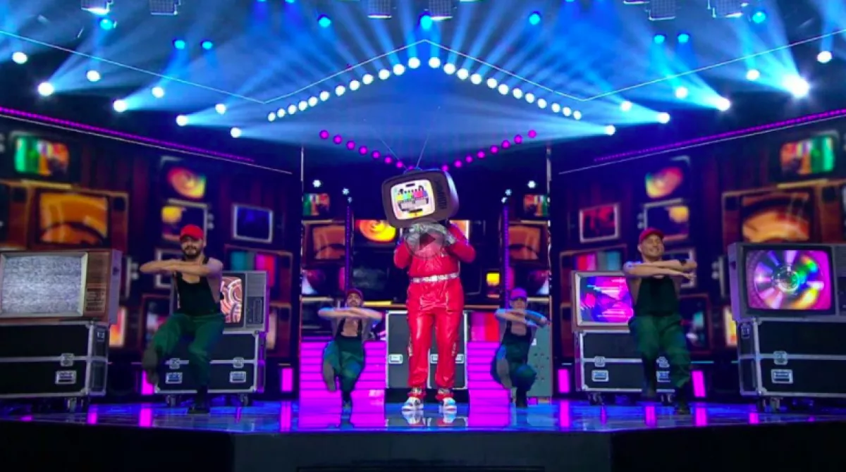 Mindenkit meglepett: ő lapult a TV jelmezben! - Videó