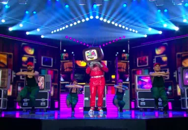 Mindenkit meglepett: ő lapult a TV jelmezben! - Videó