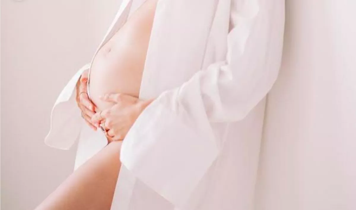 Meztelen képpel tudatta: újra babát vár a szupermodell!