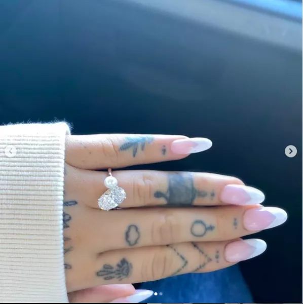 Hát, ez az a gyűrű, amit kevesen utasítanának vissza, sőt, csoda lett volna, ha Ariana nem oszt meg képeket róla! Méretes, ízléses, gyönyörű! Azóta azonban újabb gyűrű került az ujjára, egy titkos esküvőn vette el a szerelme - FRISS KÉPEK ÉRKEZTEK!