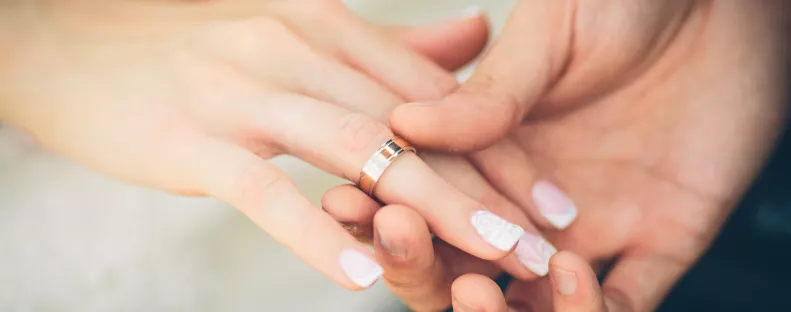 VÁRATLAN BEJELENTÉS: Meglepő ruhában ment férjhez a magyar szupermodell! - Fotók