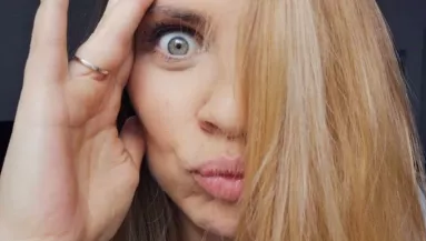 Ötletes fotóval tudatta Pintér Ada születendő babája nemét!