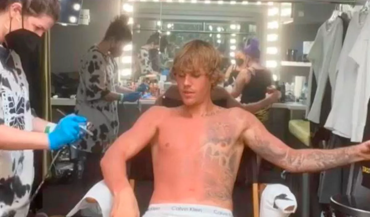 VIDEÓ: Eltűntették Justin Bieber összes tetkóját - a rajongók valami egészen mást szúrtak ki