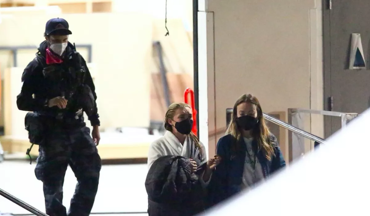 TAGADHATATLAN: összejött a 26 éves énekes a 36 éves színésznővel! - Fotók