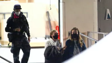 TAGADHATATLAN: összejött a 26 éves énekes a 36 éves színésznővel! - Fotók