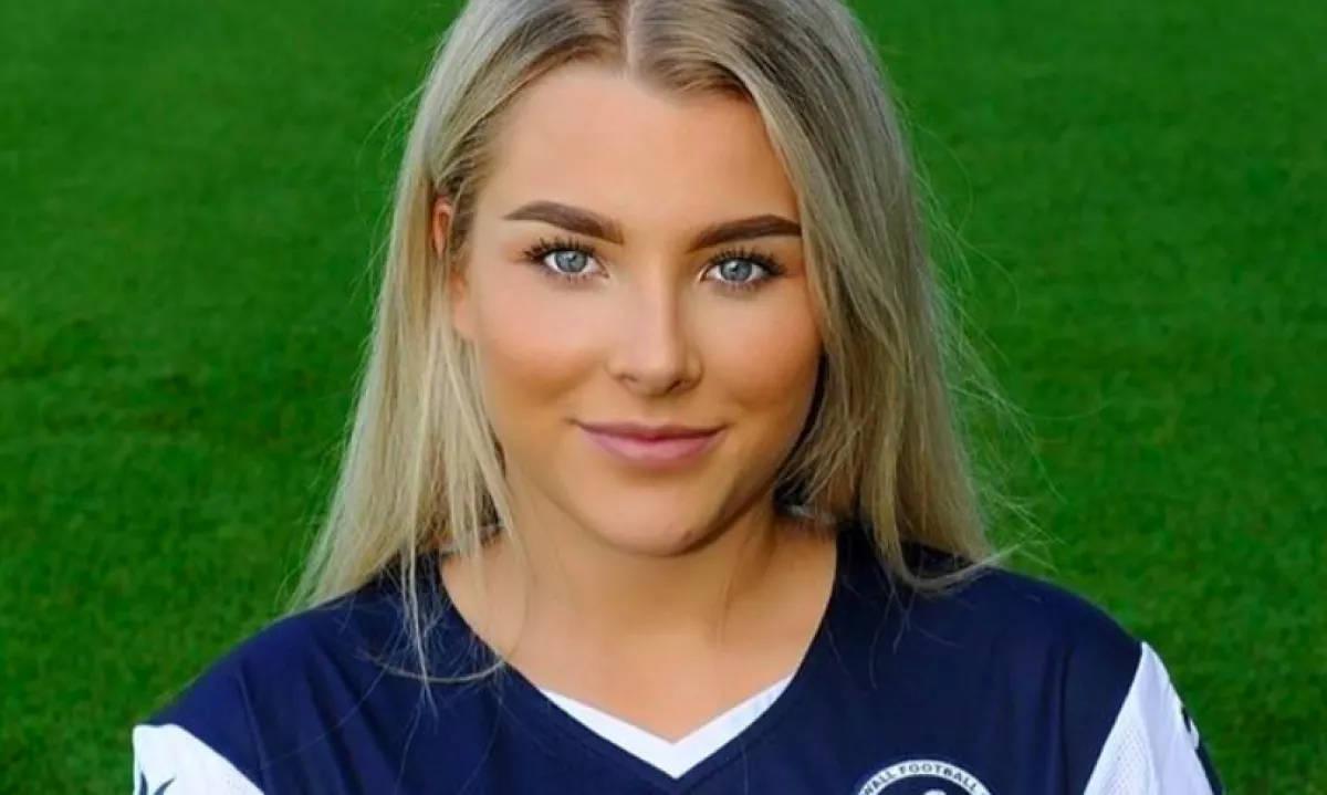 10 ezerért árulja a  pikáns képeit ez a szexi focista, mert kirúgták a posztjai miatt! - Fotók