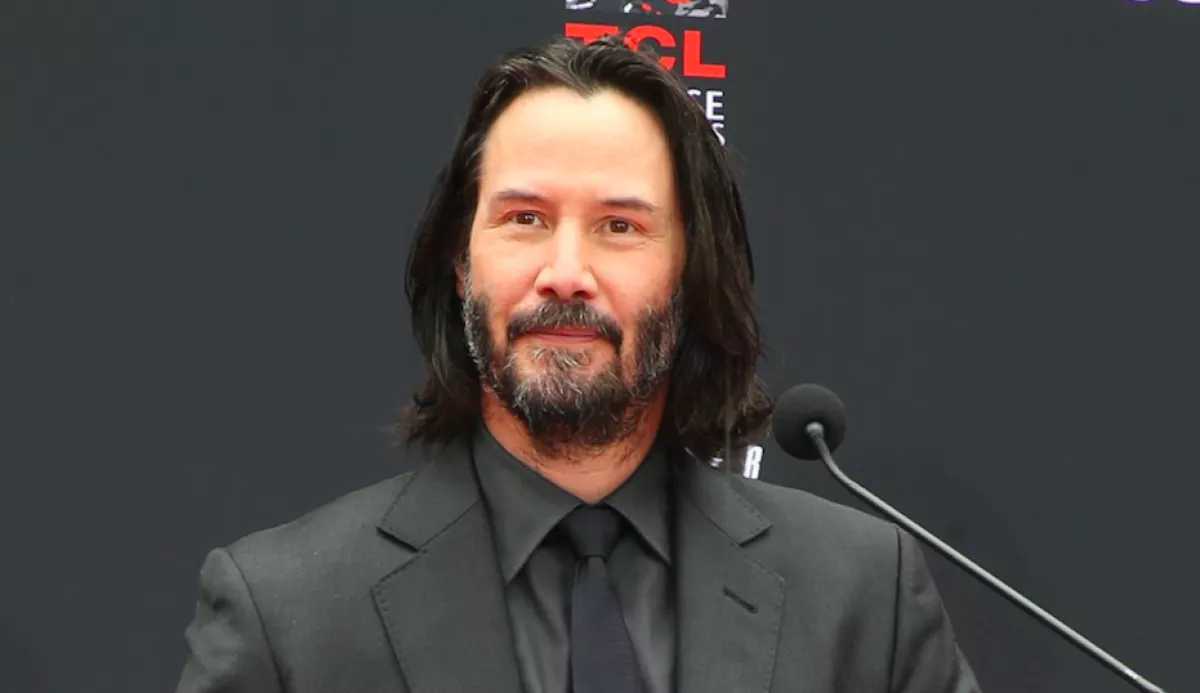 MEGŐRÜLNEK A NŐK: Ledobta a ruháit az 56 éves Keanu Reeves a tengerparton