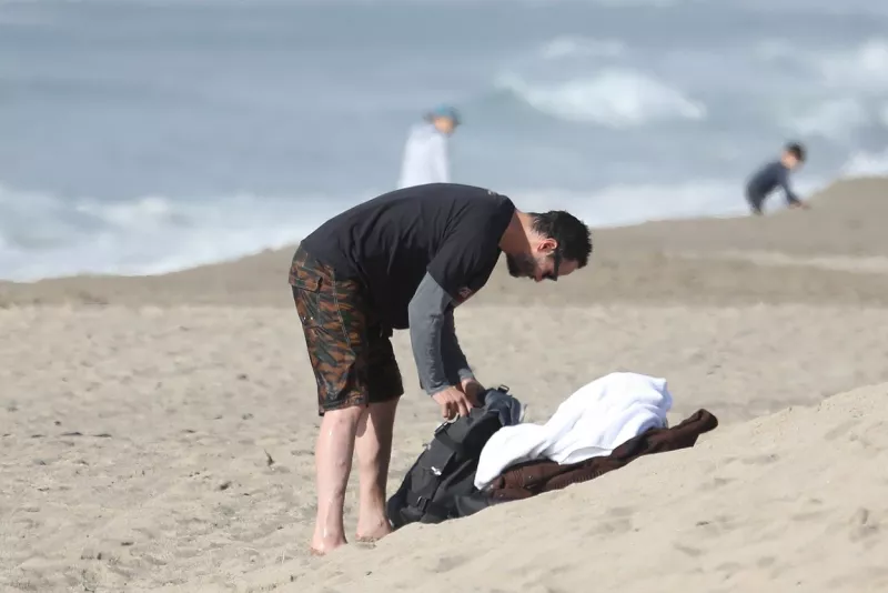 Váratlanul bukkant fel a malibui tengerparton Keanu Reeves, aki a jelek szerint ismét Amerikában van a Matrix forgatás után. Egy motorral érkezett, lesétált a parta és nekivetkőzött...
