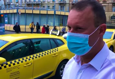 VIDEÓ: "Diszkrét csókolódzás lehetséges" - Alekosz taxisnak állt!