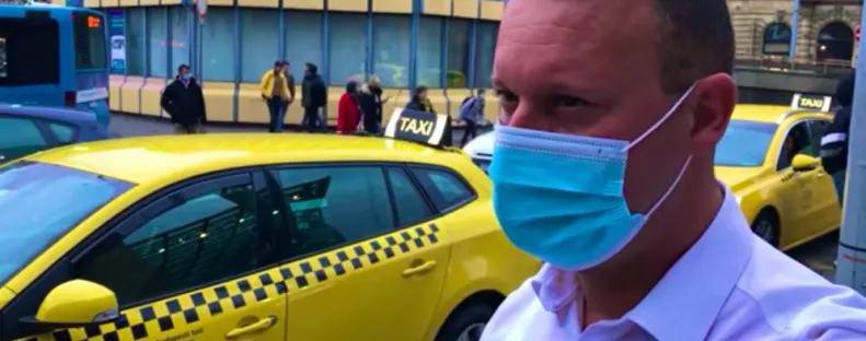 VIDEÓ: "Diszkrét csókolódzás lehetséges" - Alekosz taxisnak állt!