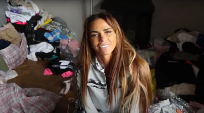 Ez már nem lehet véletlen. Katie Price alig több mint egy éve az otthonából vlogolt, a ház szinte összes szobáját ellepte a szemét és a ruha. Sőt, egyes helyiségekben vastagon állt a madárürülék, de volt olyan szoba is, ahol kutyakölykök szartak, pisiltek egész álló nap. Katie albiba ment, mutatjuk, mi történt ott!