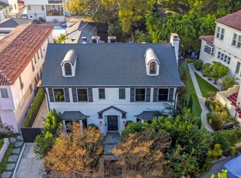 Naya 2018-ban 2,6 millió dollárért vette magának és fiának ezt a Los Felizi házat. Most 2, 695 millióért hirdették meg az örökösök.