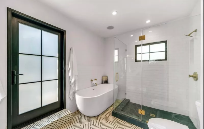 Fürdőszobából három is akad a 260 négyzetméteres házban, ez csak az egyik. 