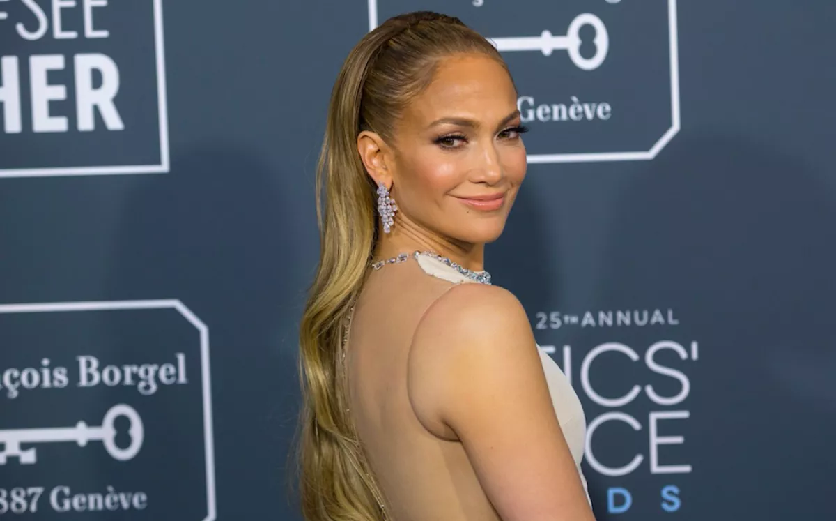 PAPARAZZI: így néz ki az 51 éves J-Lo fürdőruhában, Insta-filterek nélkül! - Fotók