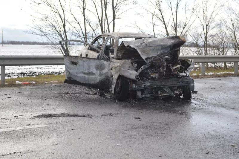 A rendőrség friss közleménye szerint egy 40 éves győri férfi vezette azt az autót, ami Bőny felöl ment Győr irányába. A férfi előzésbe kezdett, de nem sikerült befejeznie a manővert az útkanyarulatig és egy szemből, szabályosan érkező kamionnak ütközött.