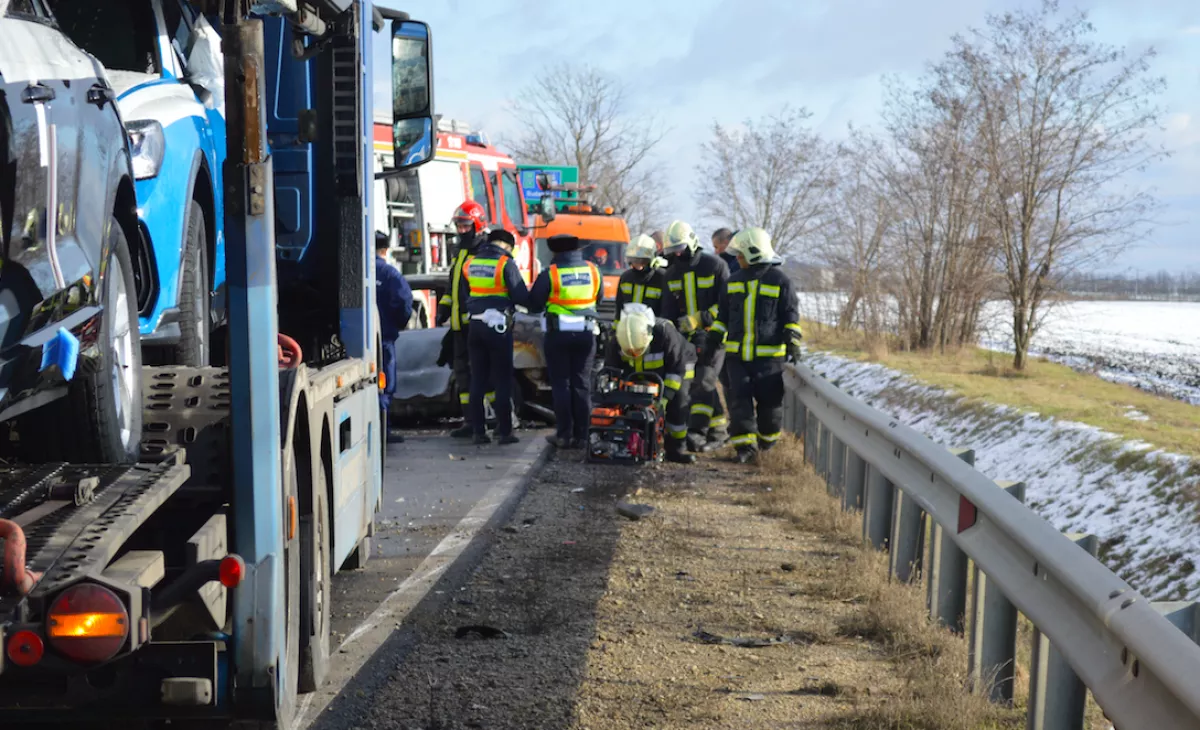 MEGRÁZÓ KÉPEK: egy négyfős család halt szörnyet Győr határában!