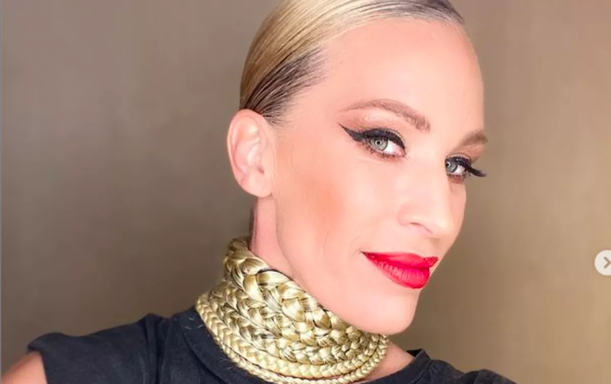 MERÉSZ: Csak a kezével takarja a kebleit Pásztor Anna! - Fotók