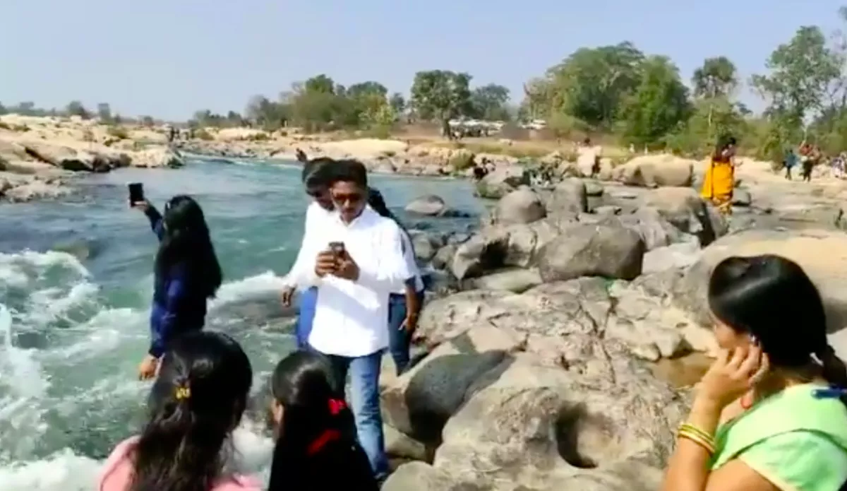 MEGRÁZÓ: csak lőtt egy szelfit a folyóparton, néhány pillanat múlva halott volt - Videó (18+)