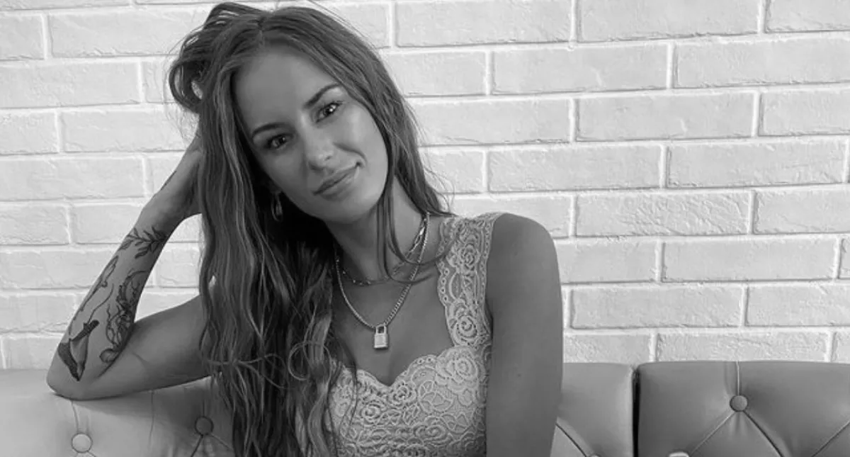 KIDERÜLT A HALÁL OKA: meztelenül, az út szélén találtak rá a 26 éves influenszerre! - FOTÓK