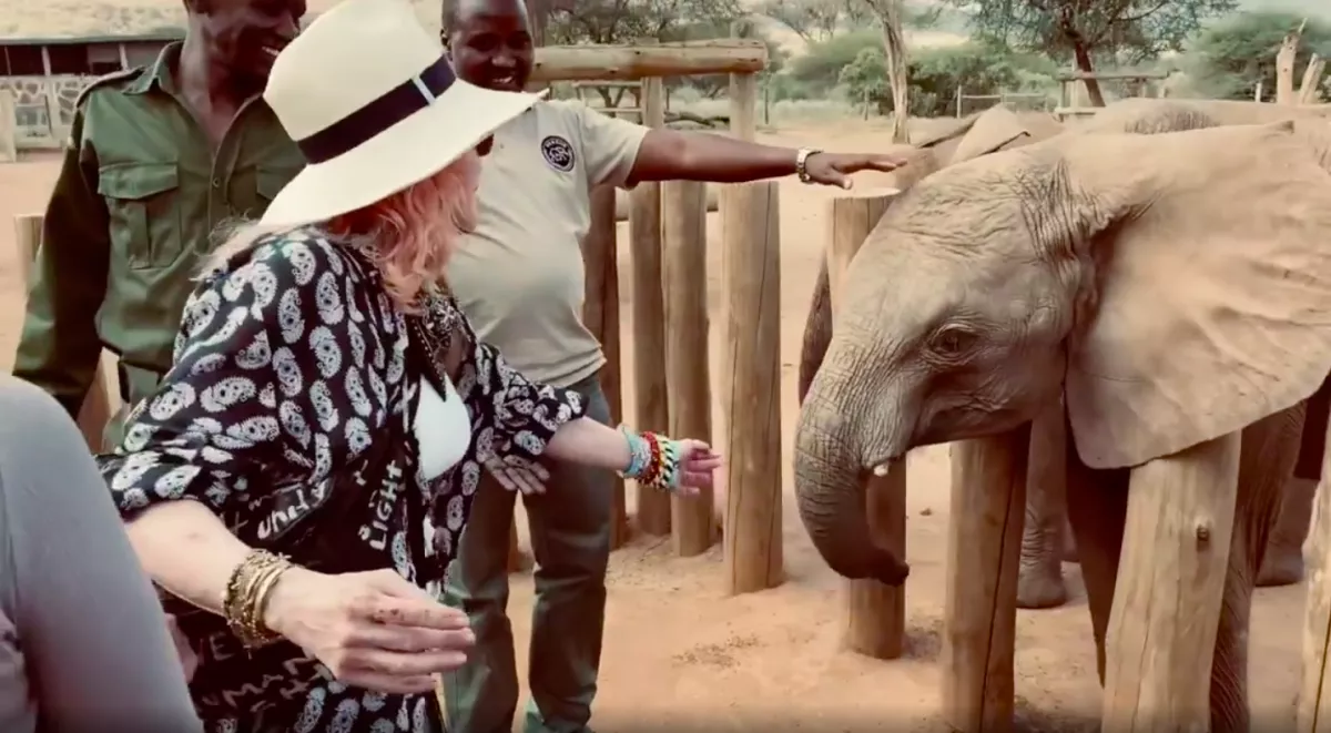 Méretes pofont kapott Madonna! - Videó