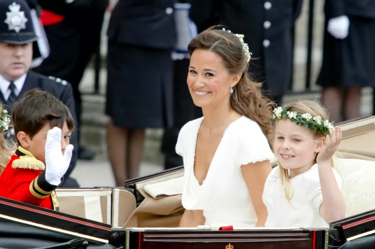 PAPARAZZI: Pippa Middleton Zara kabátját akarja most minden nő - Fotók