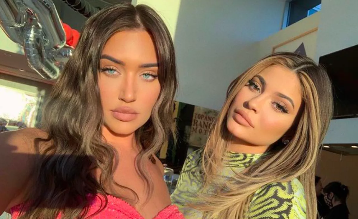 MENŐ, VAGY CIKI? Még a kukát is bikiniben tolja Kylie Jenner kebelbarátnője! - Fotók