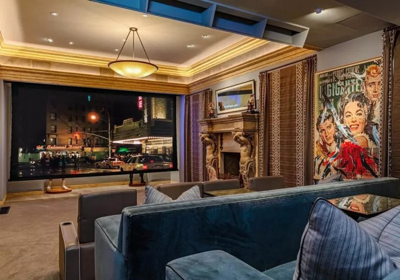 Illetve egy saját színház- és moziterem. Itt azért a legrosszabb Rambo-film is az élvezhető kategóriába kerül egy szempillantás alatt. 