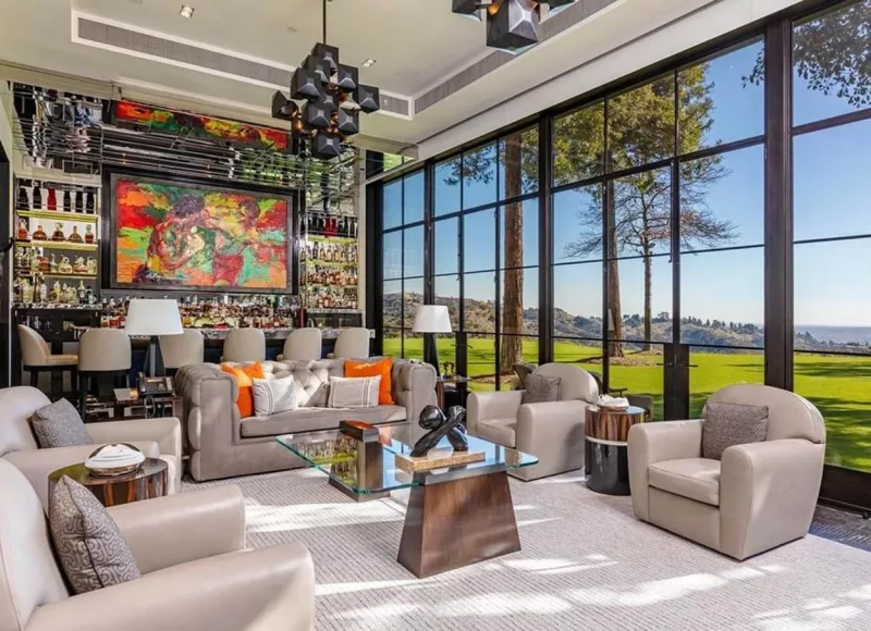 1950 - nem, nem akkor épült, hanem négyzetméterben kifejezve ekkora alapterületű házról van szó. Nyolc hálószoba és tizenkét fürdő található benne...