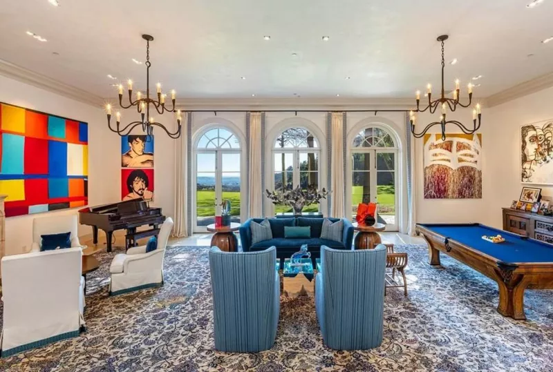 ...és sok más, ami miatt egy ötcsillagos szállodában érezheti magát a tulajdonosa. Játékterem, úszómedence, könyvtár, és egy vendégház, két hálószobával.