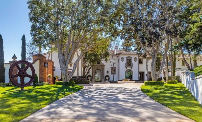 Ez a látvány fogajda a házba érkezőket. A bejárati ajtó akkora, mintha egy katedrális lenne. Az udvar és a panoráma meg lélegzetelállító.