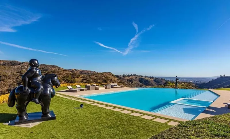 Erre ébredhet majd minden reggel a leendő tulajdonos: a medence szélén egy életnagyságú Rocky-szobor a legendás filmből. És már nem 33, csak 26 milliárd forint az ára. Tessék, csak, tessék! 