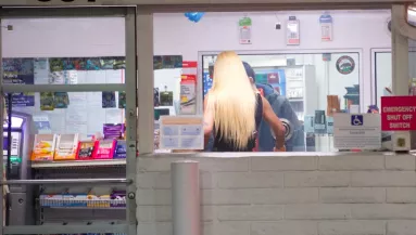 VALÓSÁG: benzinkúton fotózták le Iggy Azalea-t, képeitől felrobbant a net!