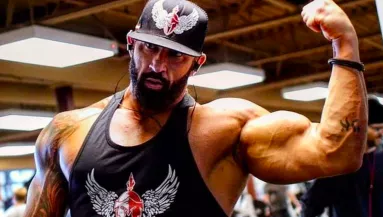 ÚJ ÉLET: Rózsaszín Barbie lett a 196 centis pankrátorból! Csipesszel szedték ki a szakállát - FOTÓK