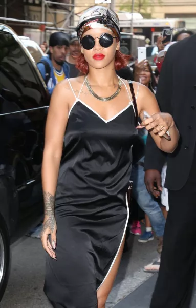 5. KENDŐ. Alicia Keys, de Rihanna is előszeretettel nyúlt egy időben a fejkendőhöz, és ez lehet az igazi mentőöv tavasszal azoknak a nőknek is, akiknek egyszerűen nincs kedvük a hajukkal bíbelődni. Egy stílusos kendő ugyanis nem csak vonzza a tekinteteket, eltakarja az esetleges hibákat is.